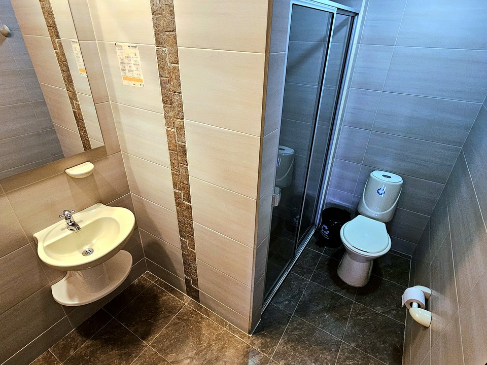 Baño privado de una habitación del Hotel Avanty, con ducha