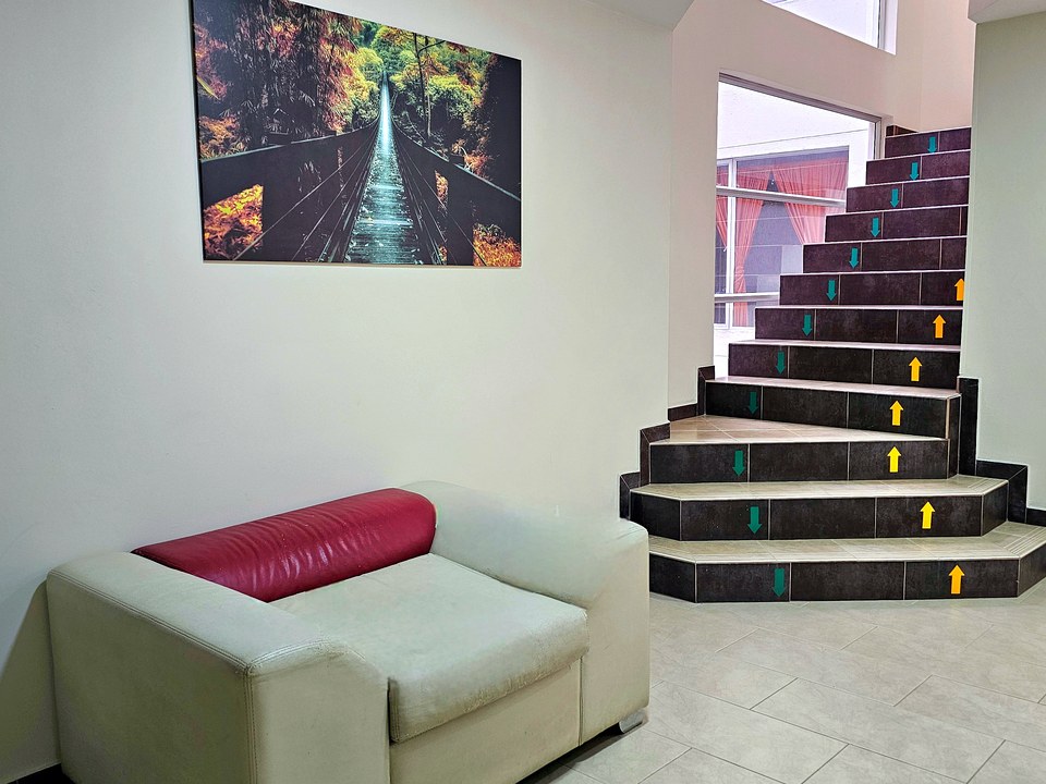 Escaleras interiores del Hotel Avanty junto a una sala de espera
