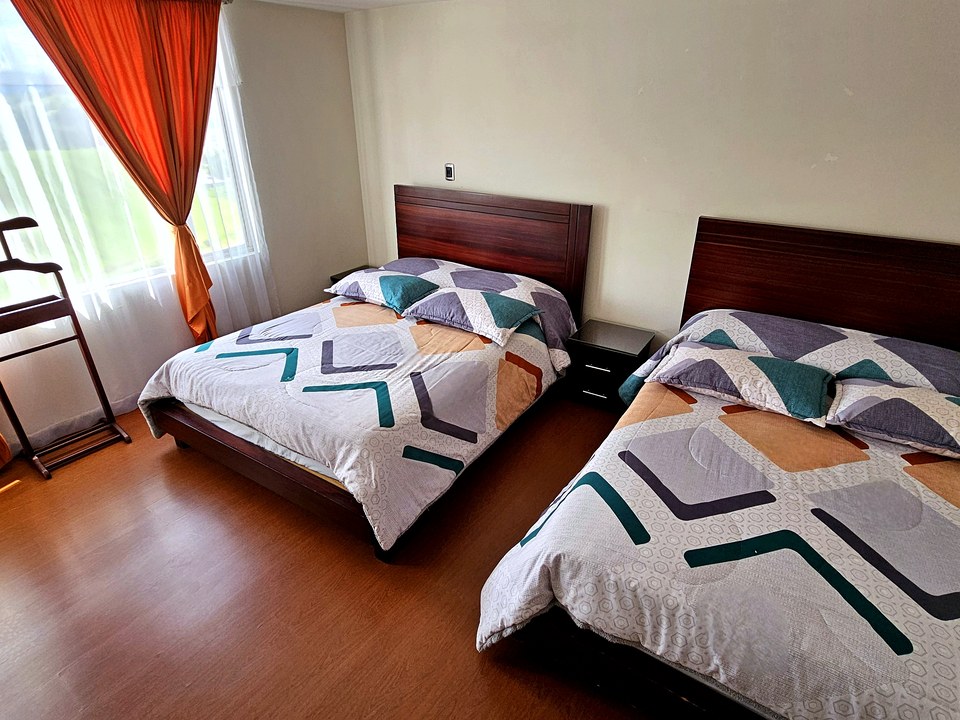 Habitación cuádruple del Hotel Avanty: dos camas dobles junto al ventanal