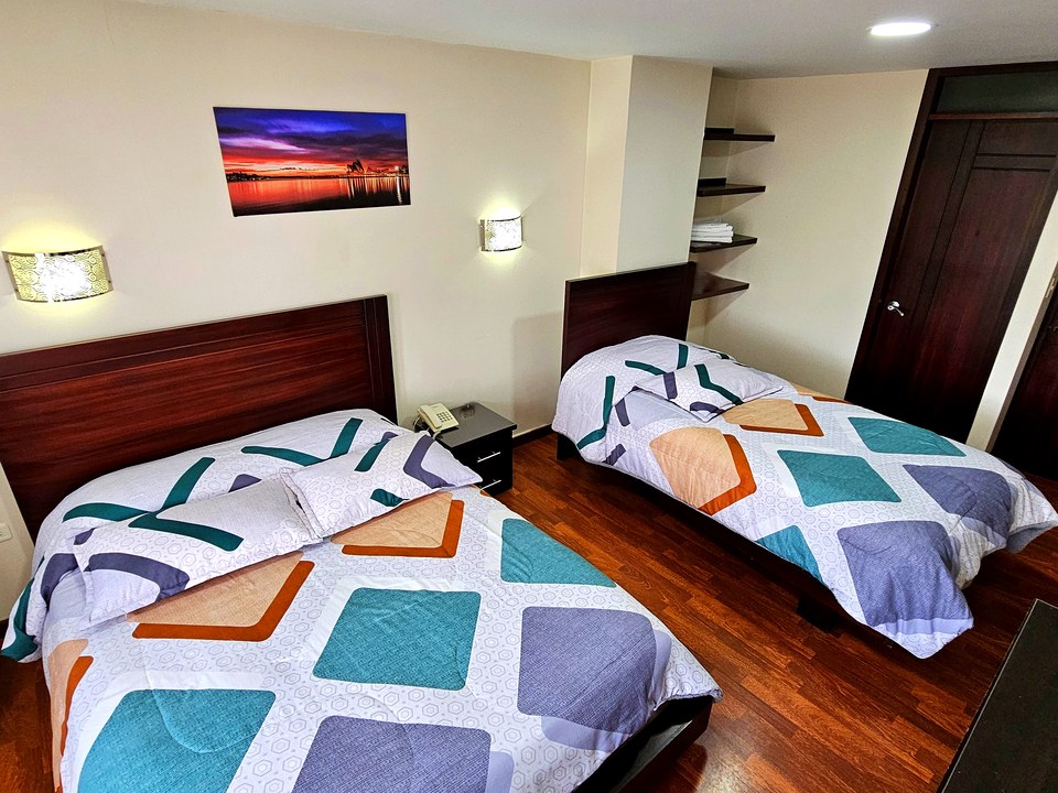 Habitación triple del Hotel Avanty: una cama doble y una sencilla